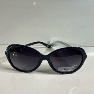 Elegant Black Oversized Sunglasses
